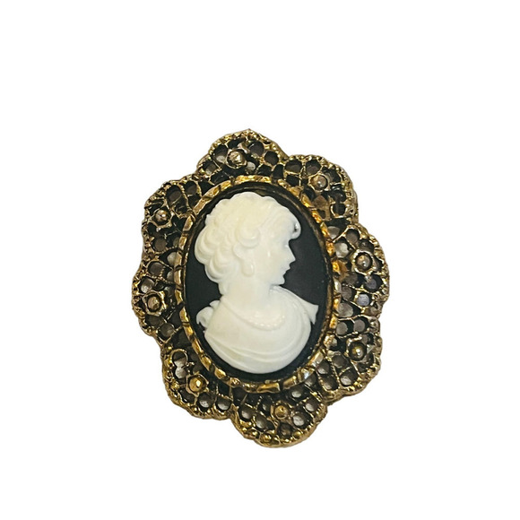 Cameo lady pin in brass colored filigree setting - Picture 2 of 4